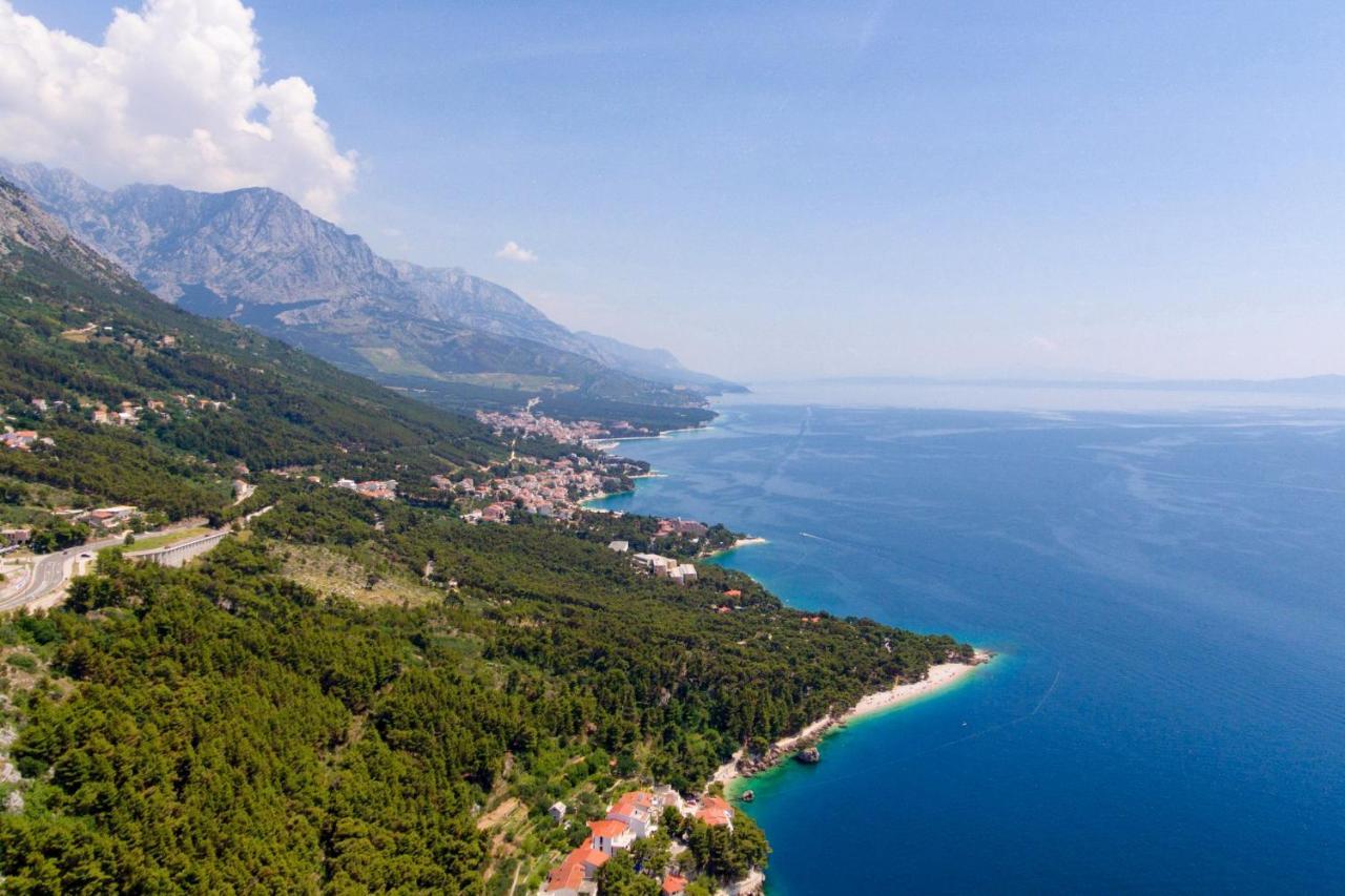 Apartments By The Sea Brela, Makarska - 11821 Экстерьер фото